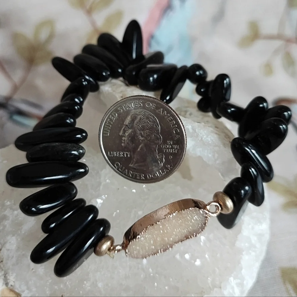 Plunder Black Smooth Tumbled Stone Cream Druzy Gold Tone Stretch Bracelet EUC